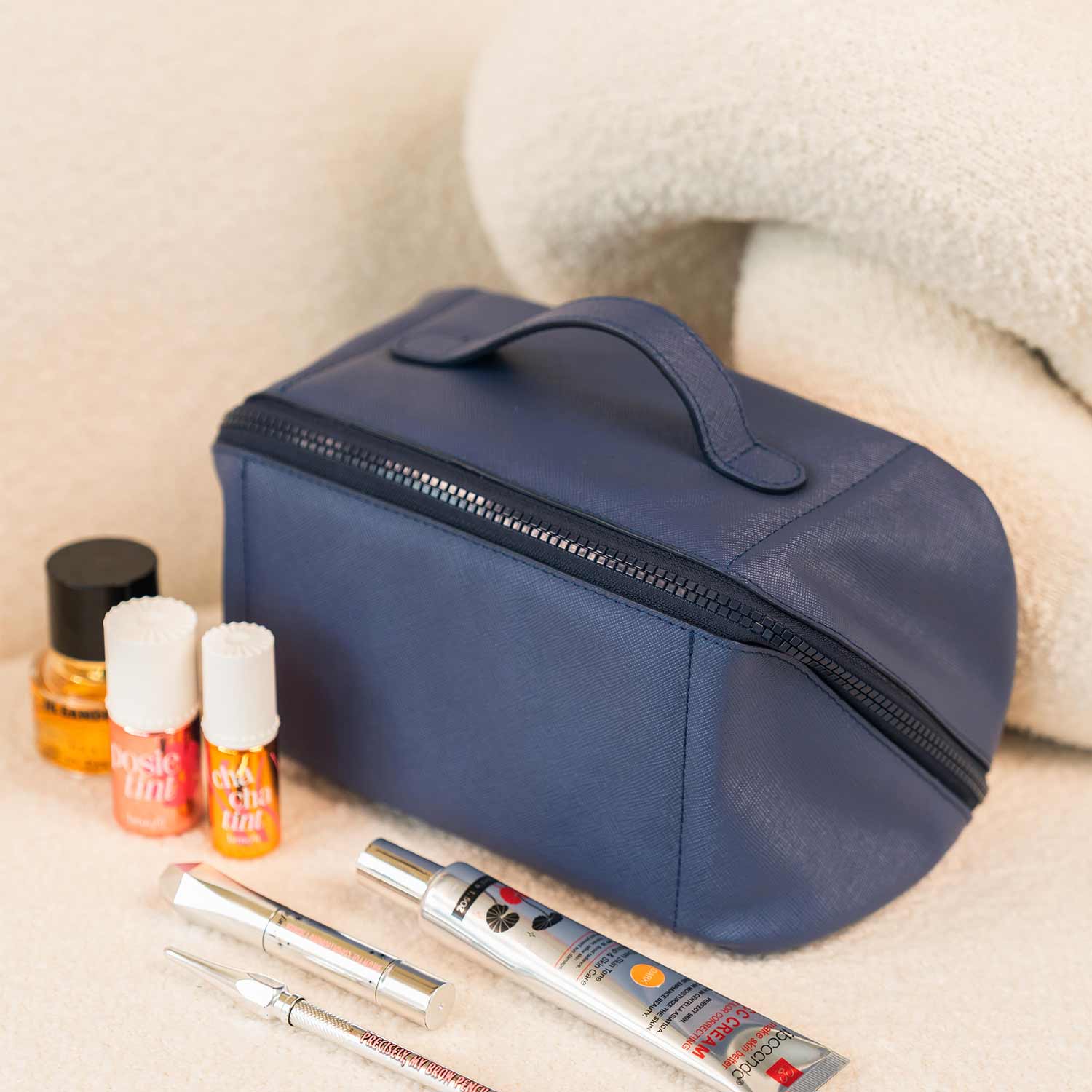 Elegant dark blue vegan leather make-up bag with timeless and practical style.