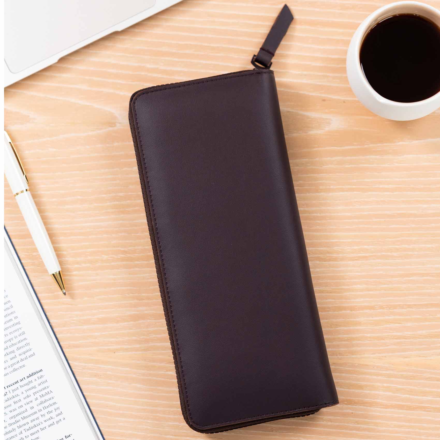 Elegant vegan leather jewellery wallet to carry your pieces in refined style.