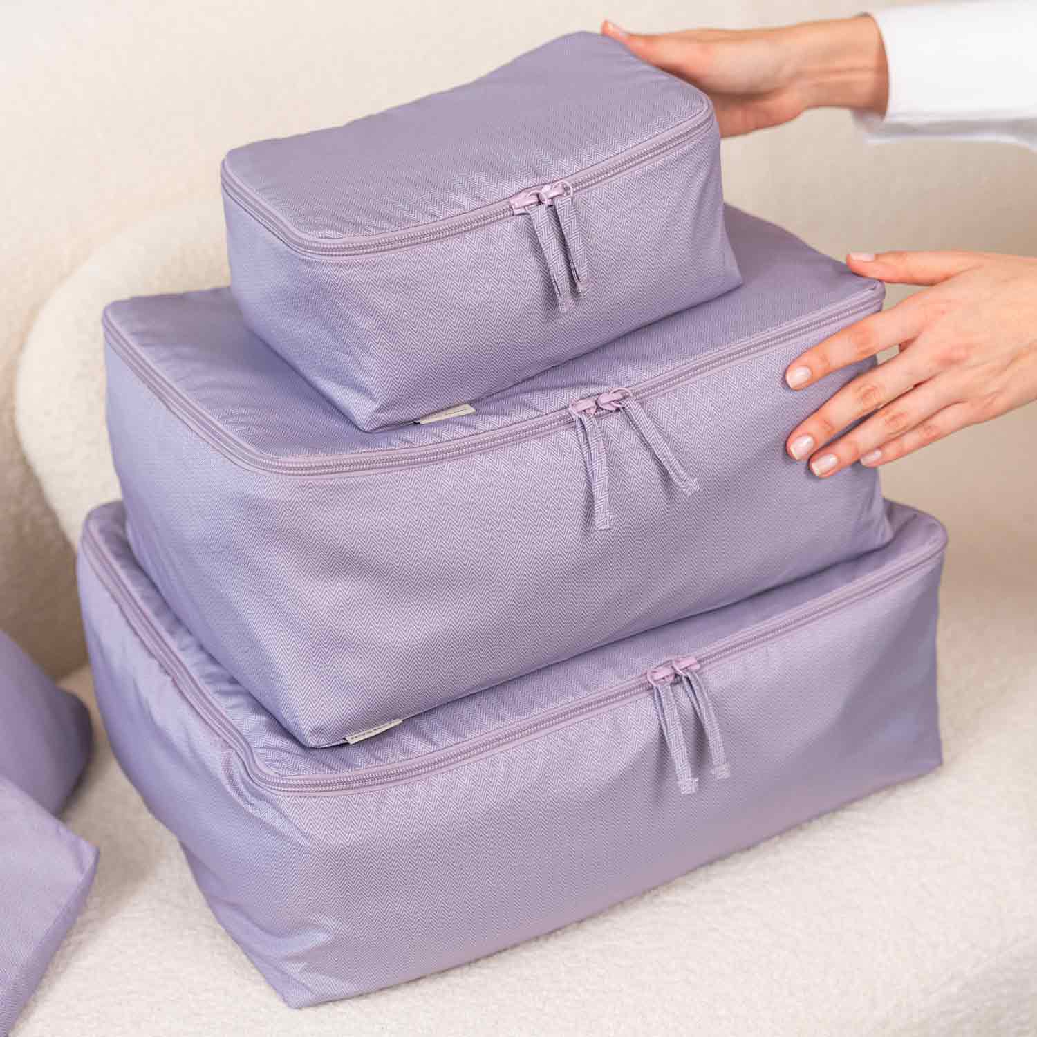 Practical vegan leather purple luggage organiser ensures tidy packing every time.