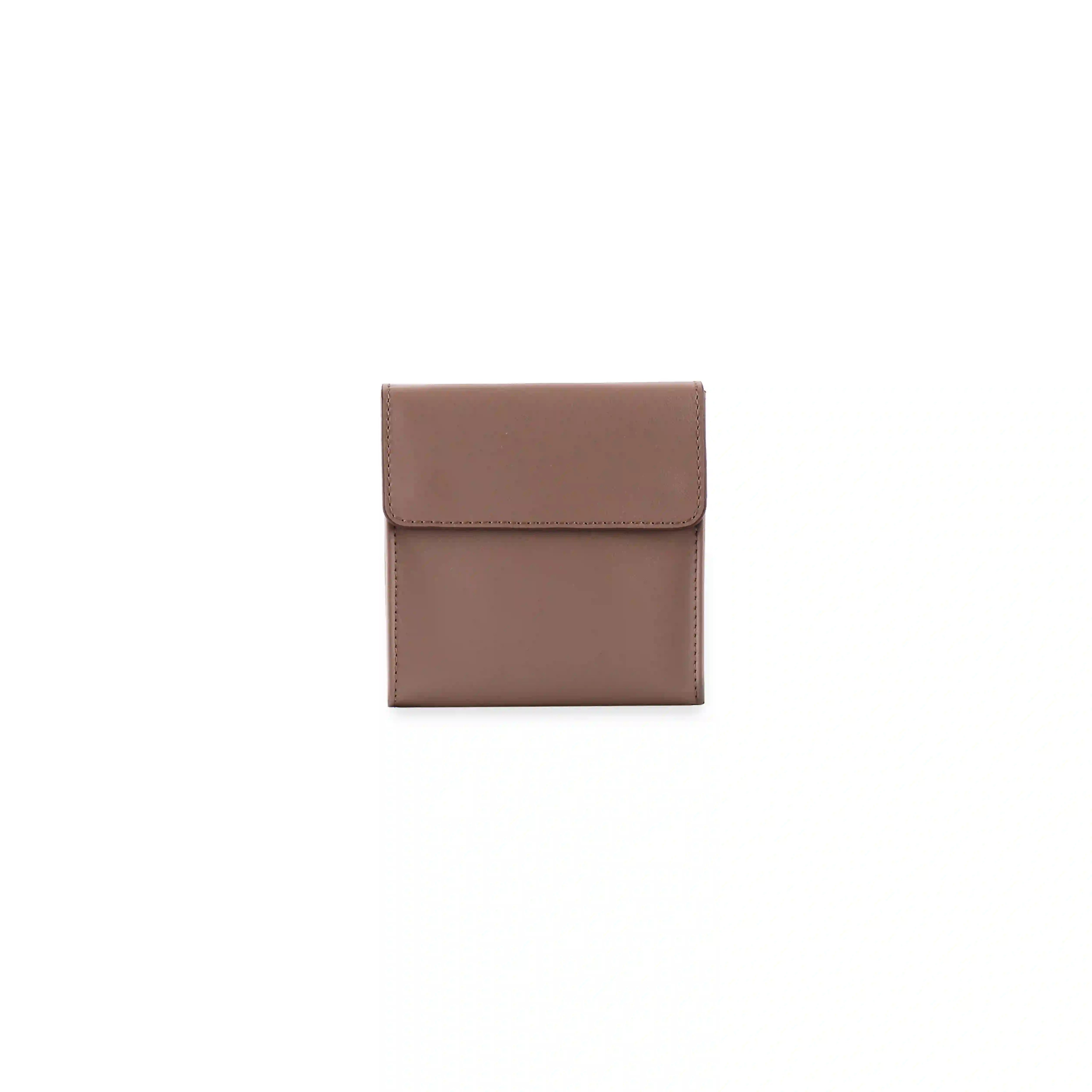 Sustainable vegan travel accessories in the Sahara experience set for eco-friendly journeys.